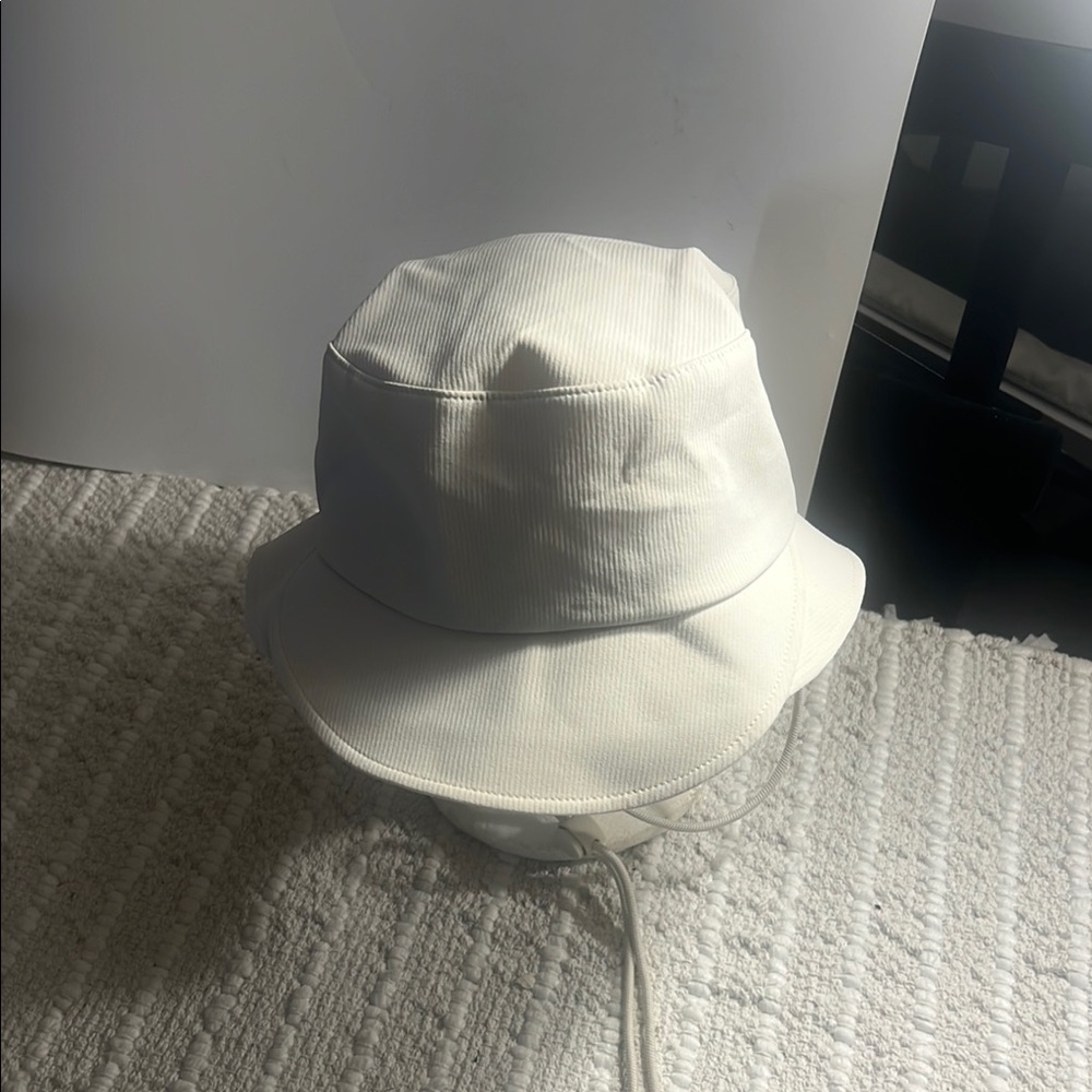 Lululemon Wide Brim Bucket Hat With Strap Women’s Medium/Large White Bucket Hat